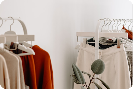 Roupas do bazar em destaque